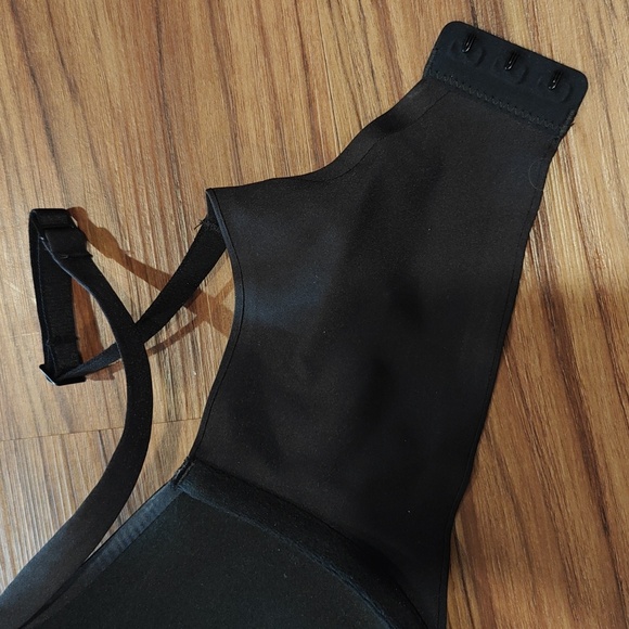 SKIMS Ultimate Push-Up Plunge Bra - Picture 5 of 15